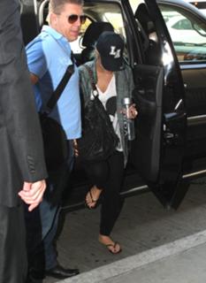 Demi Lovato feet photo thumbnail