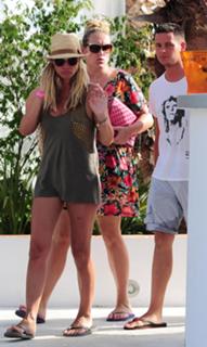 Denise Van Outen feet photo thumbnail