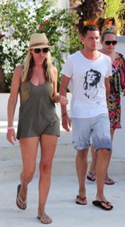 Denise Van Outen feet photo thumbnail