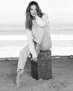 Alessandra Ambrosio feet photo thumbnail