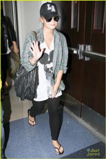 Demi Lovato feet photo thumbnail