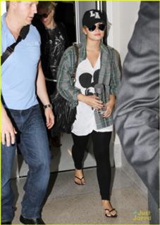 Demi Lovato feet photo thumbnail