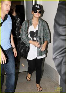 Demi Lovato feet photo thumbnail
