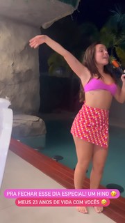 Larissa Manoela feet photo thumbnail