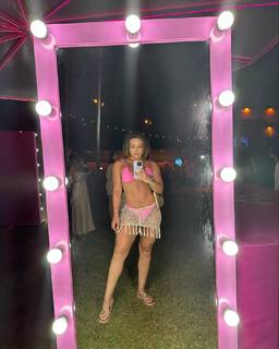 Kéfera Buchmann feet photo thumbnail