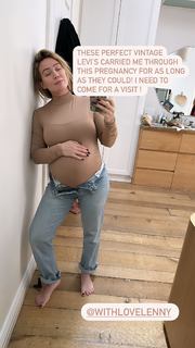 Hilary Duff feet photo thumbnail