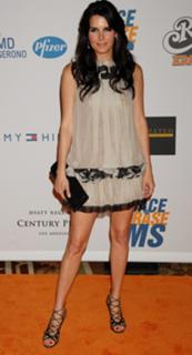 Angie Harmon feet photo thumbnail