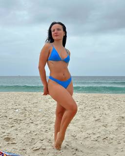 Larissa Manoela feet photo thumbnail