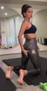 Brooke Burke feet photo thumbnail