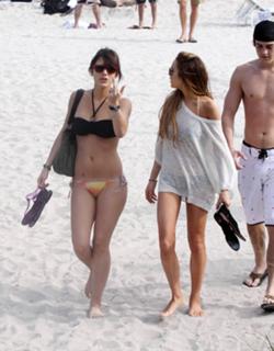 Lindsay Lohan feet photo thumbnail