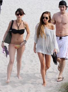 Lindsay Lohan feet photo thumbnail