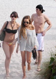 Lindsay Lohan feet photo thumbnail