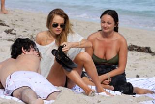 Lindsay Lohan feet photo thumbnail
