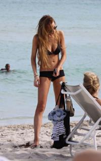 Lindsay Lohan feet photo thumbnail