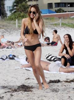 Lindsay Lohan feet photo thumbnail