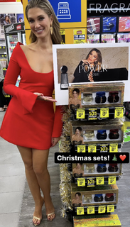 Delta Goodrem feet photo thumbnail