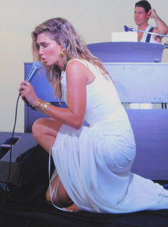 Delta Goodrem feet photo thumbnail