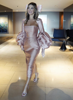 Delta Goodrem feet photo thumbnail