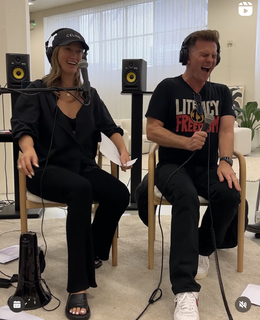 Delta Goodrem feet photo thumbnail