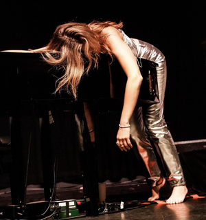 Delta Goodrem feet photo thumbnail