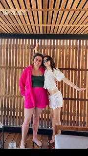 Zoey Deutch feet photo thumbnail