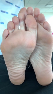 Kyle Unfug feet photo thumbnail