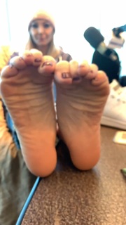 Kyle Unfug feet photo thumbnail