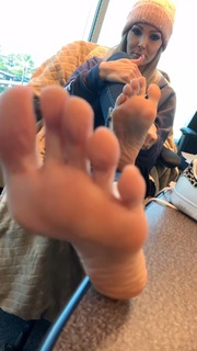 Kyle Unfug feet photo thumbnail