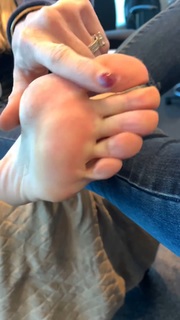 Kyle Unfug feet photo thumbnail