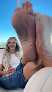 Kyle Unfug feet photo thumbnail