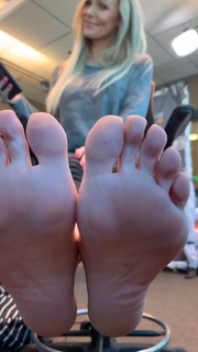 Kyle Unfug feet photo thumbnail