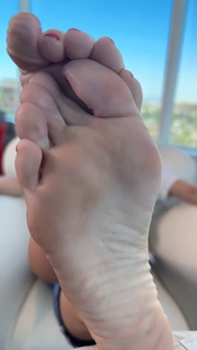 Kyle Unfug feet photo thumbnail