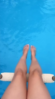 Carla Diaz feet photo thumbnail