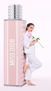 Natalie Portman feet photo thumbnail