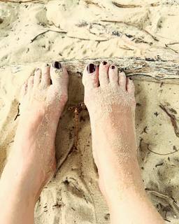 Karisma Kapoor feet photo thumbnail
