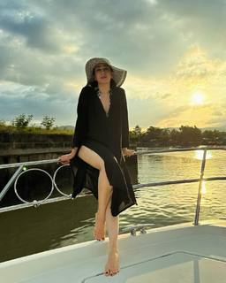 Karisma Kapoor feet photo thumbnail