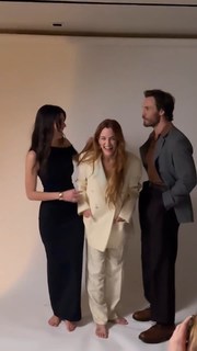 Riley Keough feet photo thumbnail