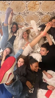 Riley Keough feet photo thumbnail