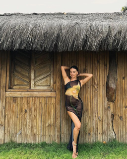 Isis Valverde feet photo thumbnail