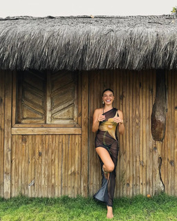 Isis Valverde feet photo thumbnail