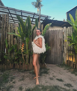 Isis Valverde feet photo thumbnail