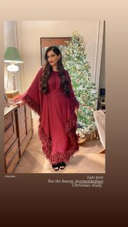 Sonam Kapoor feet photo thumbnail