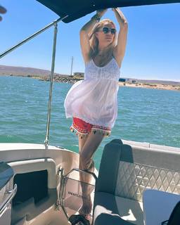 Nicole Neumann feet photo thumbnail