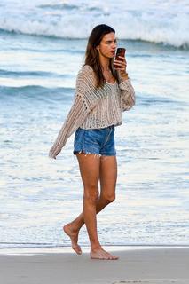 Alessandra Ambrosio feet photo thumbnail