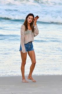 Alessandra Ambrosio feet photo thumbnail