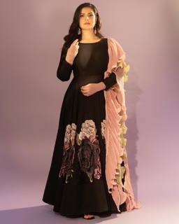 Zareen Khan feet photo thumbnail