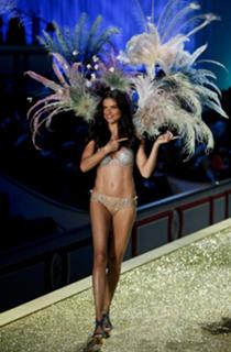 Adriana Lima feet photo thumbnail