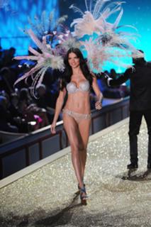Adriana Lima feet photo thumbnail