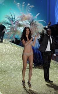 Adriana Lima feet photo thumbnail