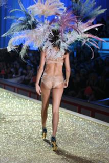 Adriana Lima feet photo thumbnail